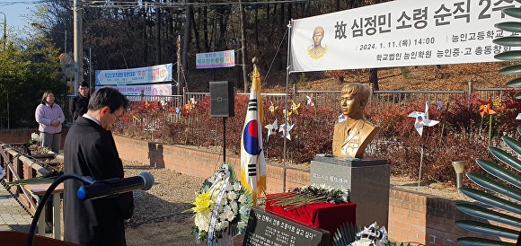 정상환 예비후보가 11일 고 심정민 소령 순직 2주기 추모식에 참석, 추모하고 있다. [사진=정상환 예비후보 사무실]