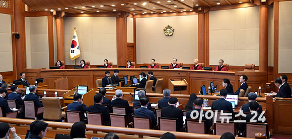 윤석열 대통령이 출석한 가운데 13일 오전 서울 종로구 헌법재판소에서 탄핵심판 8차 변론이 열리고 있다. [사진=사진공동취재단]