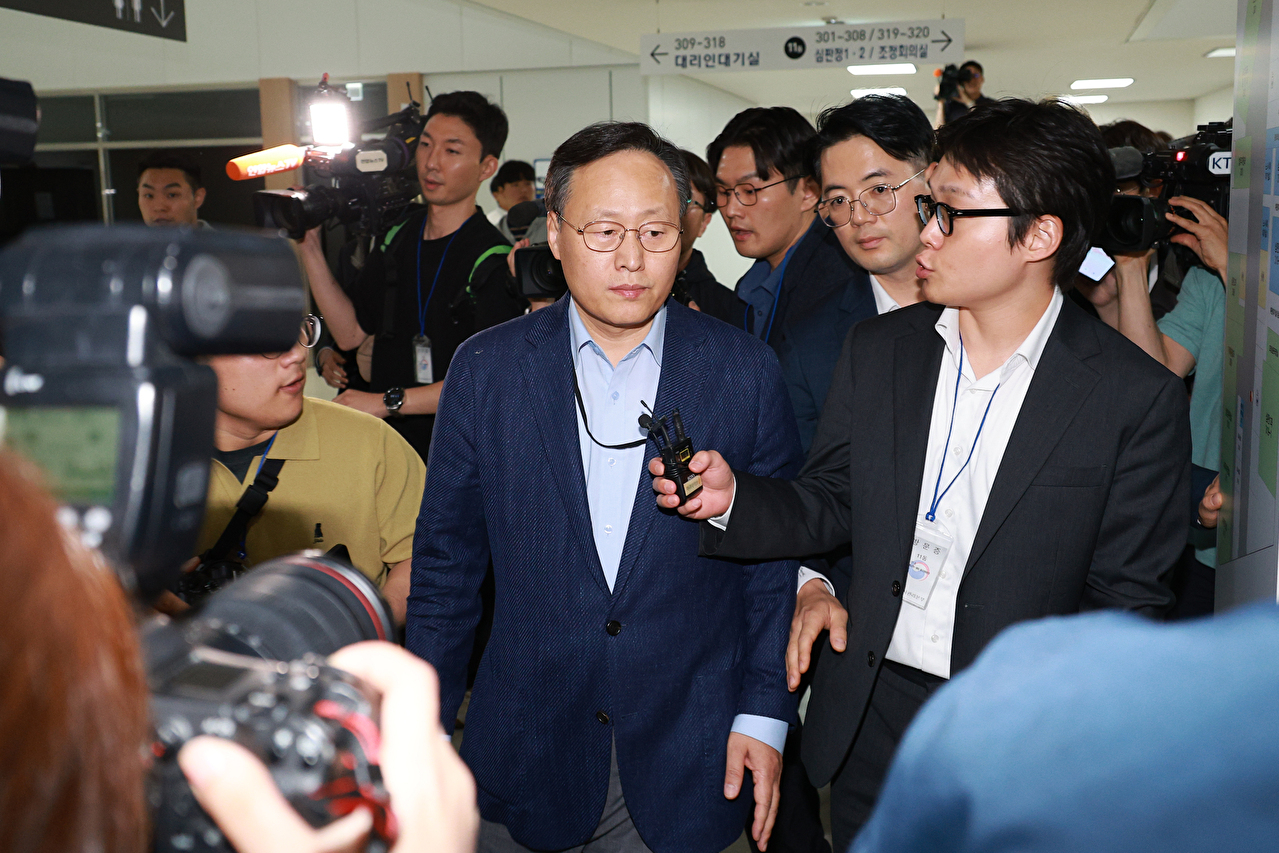 삼성전자 사측 대표교섭위원인 여명구 DS(디바이스솔루션&middot;반도체 사업 담당) 피플팀장이 20일 정부세종청사 중앙노동위원회에서 총파업 예고 시점을 하루 앞두고 열린 3차 사후조정 회의를 마치고 이동하고 있다. 2026.5.20 [공동취재] [사진=연합뉴스]