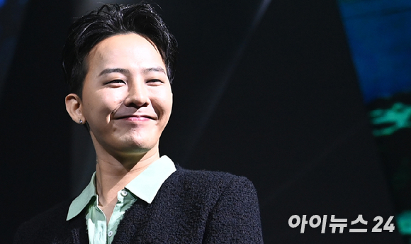 가수 지드래곤이 28일 오후 서울 강남구 삼성동의 한 빌딩에서 열린 BMW 초고성능 SAV 모델인 '뉴 XM' 공개 출시 행사에서 기념촬영을 하고 있다. [사진=아이뉴스24 포토DB]