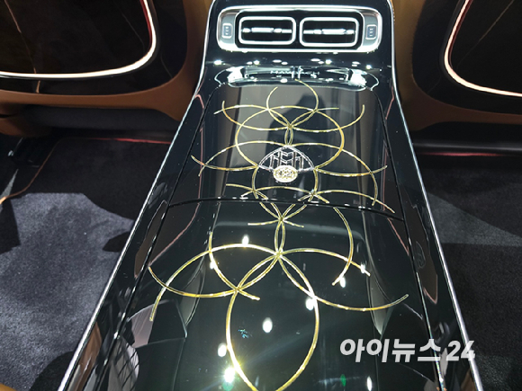 메르세데스-벤츠 코리아가 25일 서울 종로구 북촌 '푸투라서울'에서'메르세데스-마이바흐 S-클래스 V12 에디션'을 공개하고 있다. [영상=김종성 기자]