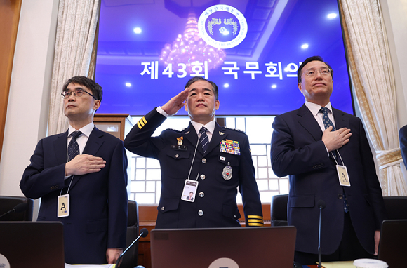 이정현 공소청장(검찰총장) 직무대행(오른쪽부터)과 김종철 경찰청장 직무대행, 전종민 중대범죄수사청장 직무대행이 6일 청와대에서 열린 국무회의에서 국기에 경례하고 있다. 2026.10.6 [사진=연합뉴스]
