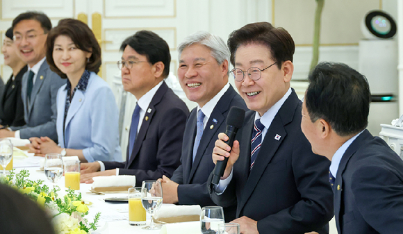이재명 대통령이 29일 청와대에서 비교섭단체 및 무소속 의원들과 오찬에 앞서 발언하고 있다. 2026.4.29 [사진=연합뉴스]