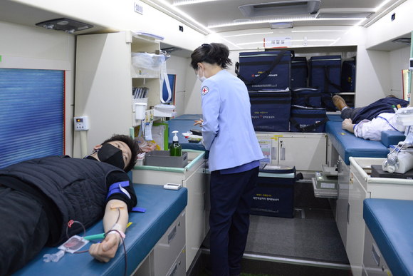 포스코ICT 직원들이 판교 사옥 앞 헌혈버스에서 헌혈 나눔을 실천하고 있다. [사진=포스코ICT]