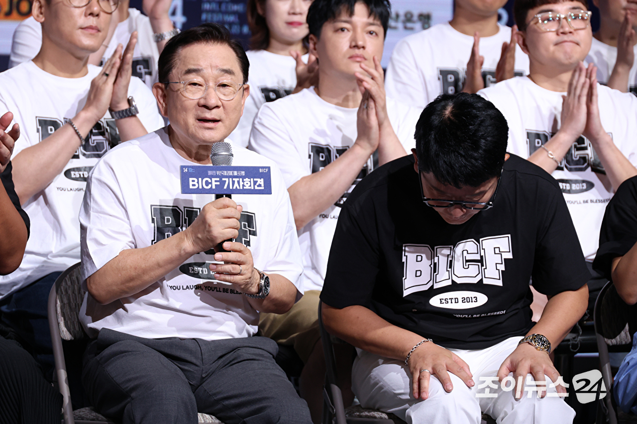 코미디언 이홍렬, 김준호 집행위원장이 24일 오후 서울 마포구 상암동 쇼킹케이팝센터에서 열린 '제14회 부산국제코미디페스티벌(BICF)' 기자회견에 참석해 소감을 말하고 있다. [사진=문수지 기자]