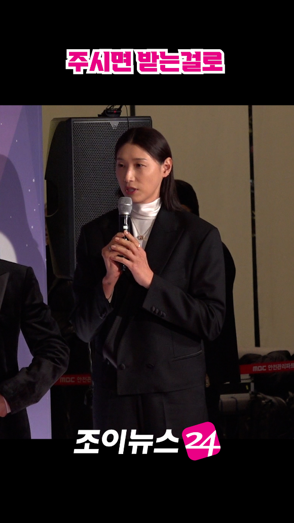 전 배구선수 김연경이 29일 오후 서울 마포구 MBC 사옥에서 열린 '2025 MBC 방송연예대상' 포토월 행사에 참석해 소감을 말하고 있다. [사진=문수지 기자]