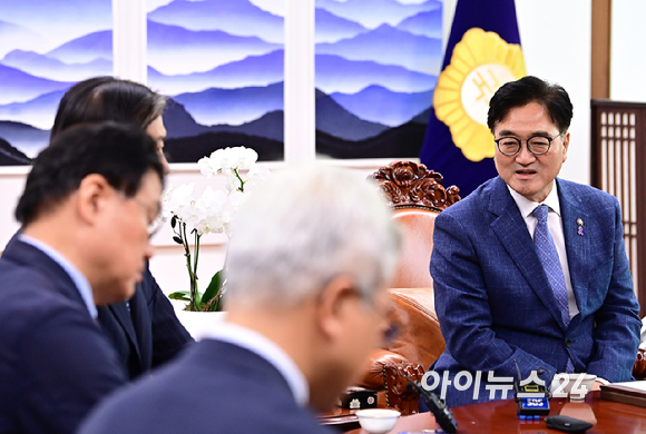 우원식 국회의장이 2일 오후 서울 여의도 국회에서 조국혁신당 조국 대표를 접견, 환담을 나누고 있다. [사진=곽영래 기자]