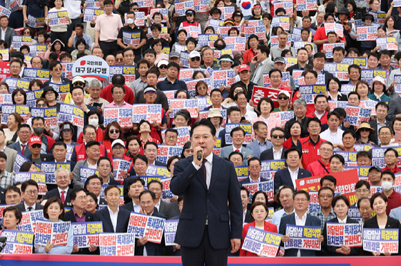 국민의힘 장동혁 대표가 12일 서울 여의도 국회 본청 앞 계단에서 열린 '야당 탄압 독재정치 규탄 대회'에서 발언하고 있다. 2025.9.12 [사진=연합뉴스]