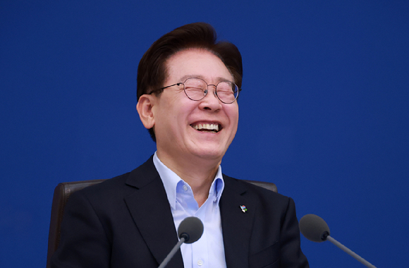 이재명 대통령이 23일 청와대에서 열린 국무회의 겸 비상경제점검회의에서 참석자 발언에 웃고 있다. 2026.6.23 [사진=연합뉴스]