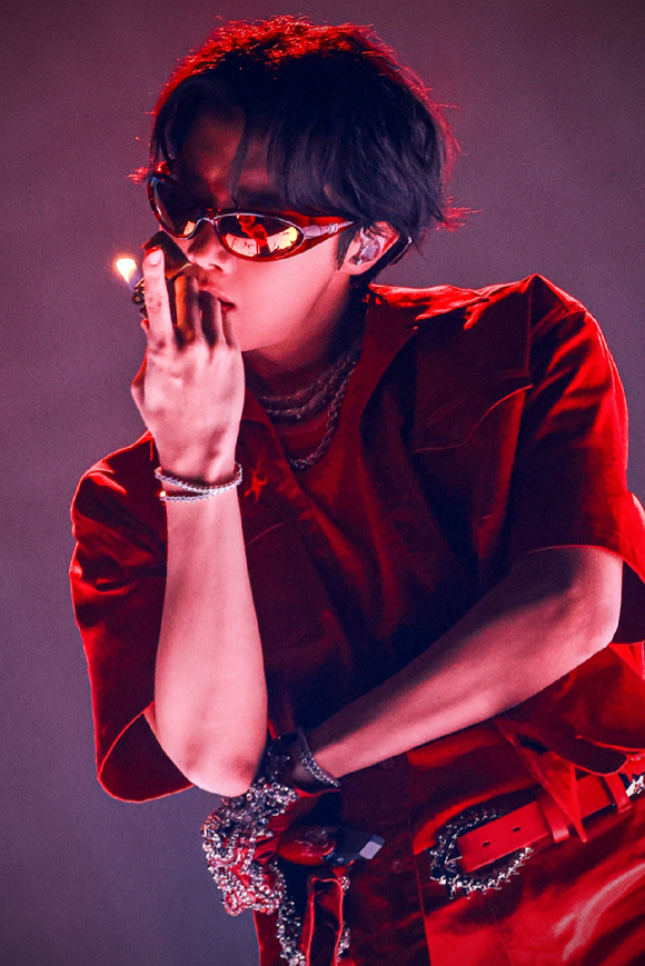 제이홉이 일본 교세라 돔 오사카에서 ‘j-hope Tour ‘HOPE ON THE STAGE’ in JAPAN’을 개최하고 무대를 선보이고 있다. [사진=빅히트뮤직]