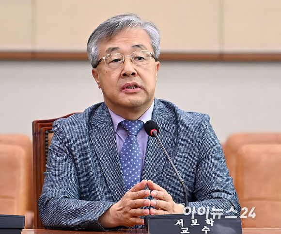 서보학 경희대 법학전문대학원 교수가 14일 오전 서울 여의도 국회에서 열린 법제사법위원회 전체회의에서 의원 질의에 답변하고 있다. [사진=곽영래 기자]