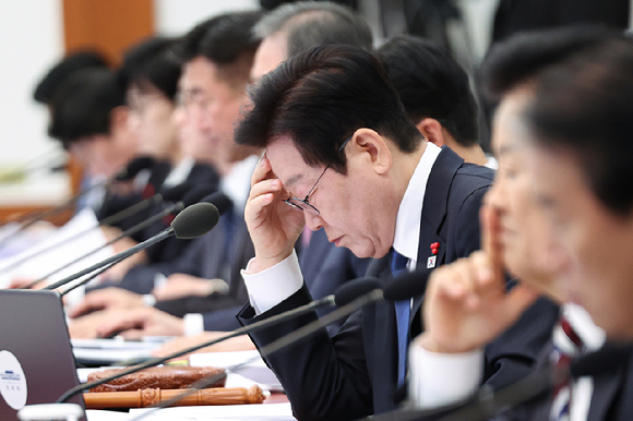 이재명 대통령이 30일 청와대에서 열린 국무회의에서 참석자 발언을 듣고 있다. 2025.12.30 [청와대통신사진기자단] [사진=연합뉴스]