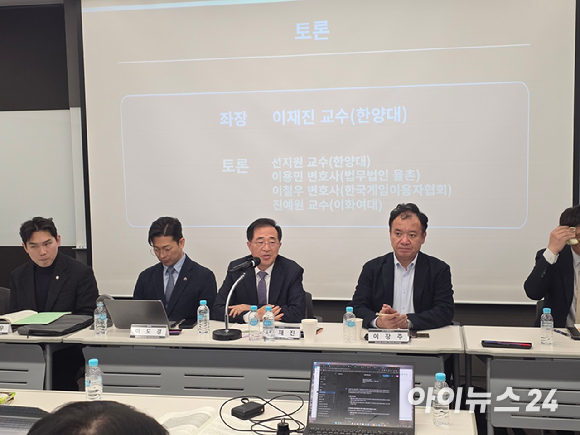 이장주 이락디지털문화연구소장이 13일 서울 광화문 HJ비즈니스센터에서 열린 '게임산업법 전부개정안 전문가포럼 정책토론회'에서 발표하고 있다. [사진=박정민 기자]