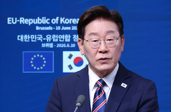 이재명 대통령이 10일(현지시간) 벨기에 브뤼셀 EU이사회 본부에서 열린 안토니우 코스타 EU 정상회의 상임의장, 우르즐라 폰데어라이엔 EU 집행위원장과의 공동언론발표에서 발언하고 있다. 2026.6.11 [사진=연합뉴스]