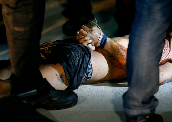 필리핀 경찰이 범인의 두 팔을 포박한 채로 제압하고 있다.(위 사진은 기사와 무관함) [사진=뉴시스]