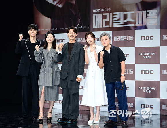 배우 이민기-이보영-강기영-윤가이-권해효가 31일 오전 서울 마포구 상암동 MBC에서 열린 MBC 새 금토드라마 '메리 킬즈 피플' 제작발표회에 참석하고 있다. [사진=정소희 기자]