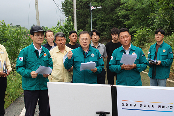 김제시의회 의원들이 수해 현장을 살펴보고 있다. [사진=김제시의회 ]