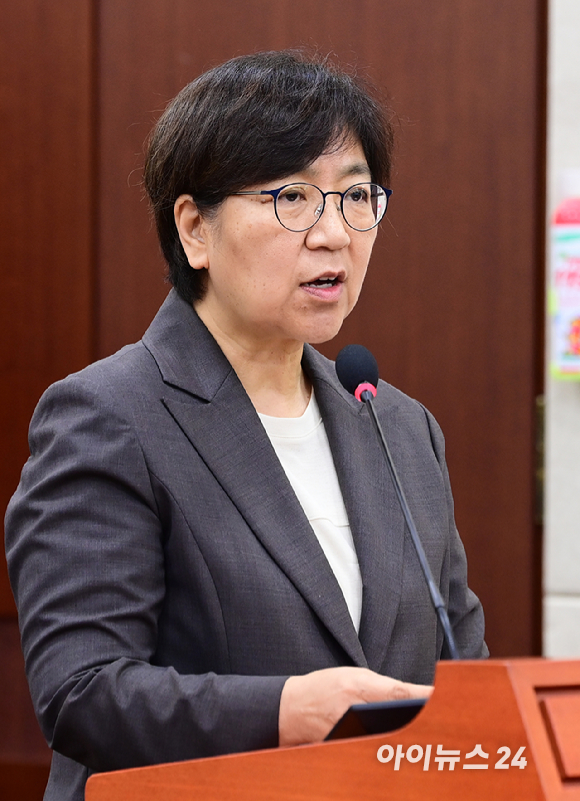 정은경 보건복지부 장관 후보자가 18일 오전 서울 여의도 국회 보건복지위원회에서 열린 인사청문회에 참석해 선서하고 있다. [사진=정소희 기자]