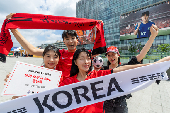 KT임직원이 서울 종로구 광화문에서 월드컵 거리관람 행사와 고객 혜택 프로모션을 알리고 있다. [사진=KT]