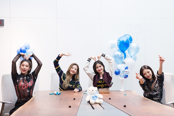 그룹 ITZY(있지)가 해외 환아와 비대면(온라인 영상 통화) 만남을 진행했다. [사진=JYP엔터테인먼트]