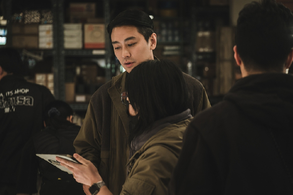 배우 주지훈이 디즈니+ 시리즈 '조명가게' 인터뷰에 앞서 포즈를 취하고 있다. [사진=월트디즈니 컴퍼니 코리아]