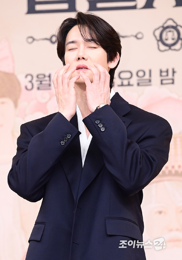 배우 유연석이 11일 오후 서울 양천구 목동 SBS사옥에서 열린 SBS 새 금토드라마 '신이랑 법률사무소' 제작발표회에 참석하고 있다. [사진=정소희 기자]