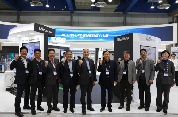 지난 3월 '인터배터리 2023' 전시회에서 LS홍보관을 방문한 LS그룹 경영진. (왼쪽에서 네번째부터) 도석구 LS MnM 부회장, 구자은 LS그룹 회장, 명노현 ㈜LS 부회장. [사진=LS ]