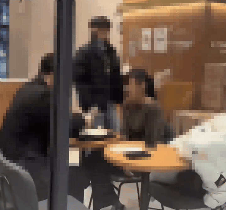 상가 건물을 돌아다니며 불특정 다수 여성을 상대로 추행을 한 30대가 경찰에 붙잡혔다. 사진은 카페 내부서 불특정 다수 여성을 추행하고 있는 30대 남성. [사진=스레드 갈무리]