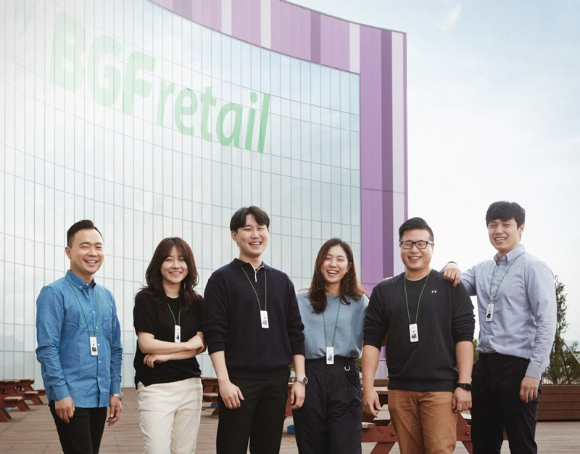 BGF리테일이 업계 최초로 2022 다우존스 지속가능경영지수(DJSI) KOREA 지수에 신규 편입됐다. [사진=BGF리테일]