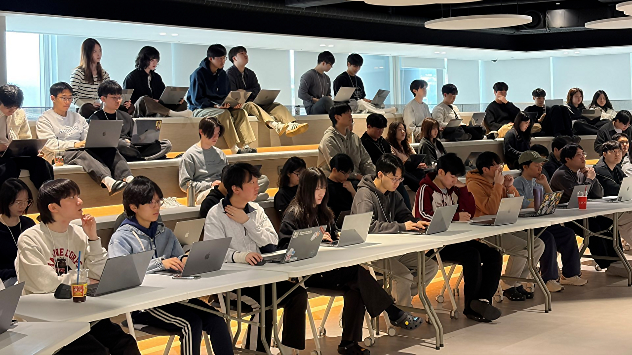 카카오의 실무형 개발 인재 양성 교육 프로그램인 카카오테크 부트캠프에 참가한 교육생들이 교육을 듣고 있다. [사진=카카오]
