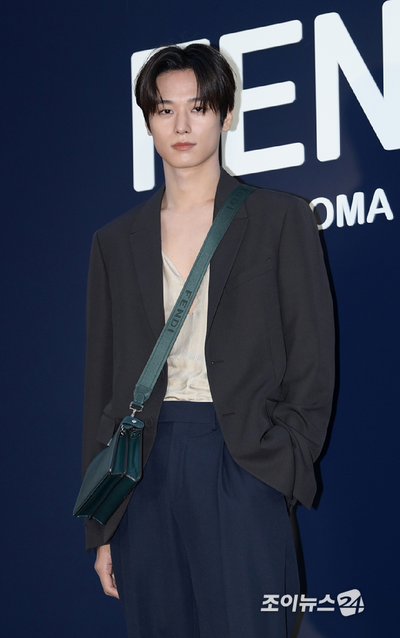 더보이즈(THE BOYZ) 주연이 25일 오후 서울 강남구 팔라초 펜디 서울에서 열린 펜디 2023-2024 윈터 컬렉션 런칭 행사에 참석하고 있다. [사진=정소희 기자]