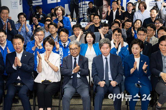 이인영, 고민정을 비롯한 더불어민주당 의원들과 이재정 대한적십자사 경기도지사 회장, 정원오 더불어민주당 서울시장 후보 선거 캠프 관계자들이 3일 서울 중구에 마련된 선거캠프 사무실에서 출구 조사 결과를 확인 후 환호하고 있다. [사진=곽영래 기자]