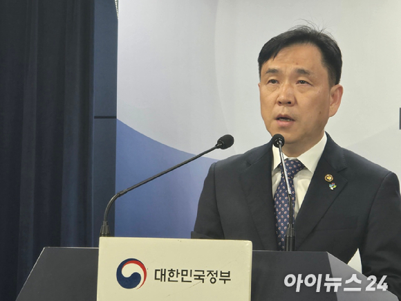 28일 오전 서울 마포구에 위치한 T월드 매장에 유심을 교체하러 온 SK텔레콤 고객들이 줄을 지어 서 있다. [사진=정소희 기자]