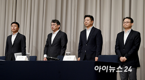 이규봉 경영지원총괄 전무, 전상진 경영총괄, 김수환 대외협력본부장 부사장, 양종환 신세계 감사팀장상무가 26일 서울 강남구 조선팰리스 호텔에서 열린 스타벅스 5.18 '탱크데이' 마케팅 관련 진상조사 결과를 설명하고 있다. [사진=곽영래 기자]