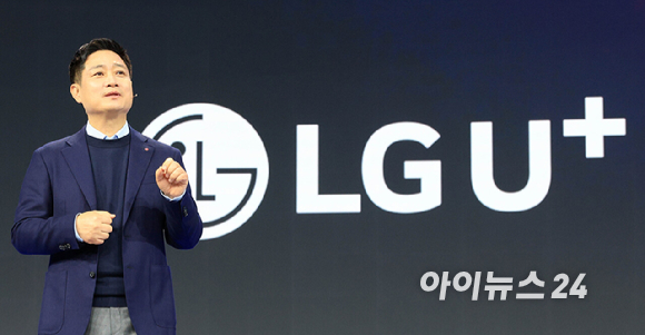 홍범식 LG유플러스 대표가 2일(현지시간) 스페인 바르셀로나 피라 그란 비아 전시장에서 열린 '모바일 월드 콩그레스(MWC)2026'에서 기조연설 하고 있다. 2026.03.02 [사진=바르셀로나=사진공동취재단]