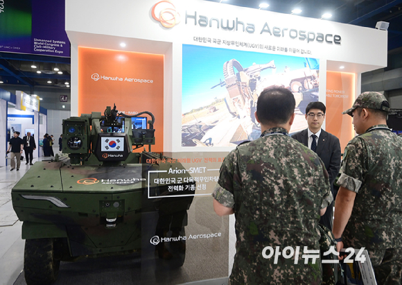 25일 서울 강남구 코엑스에서 열린 '2026 무인이동체 X 민군협력 엑스포'에서 한화에어로스페이스 부스에 지상 무인체계인 아리온스멧 등이 전시되어있다. [사진=정소희 기자]