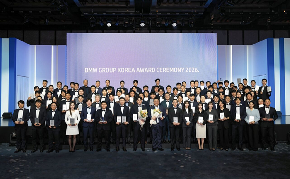 BMW 그룹 코리아가 지난 18일 서울시 강남구 그랜드 인터컨티넨탈 서울 파르나스에서 진행한 'BMW 그룹 코리아 어워드 2026'에서 수상자들이 기념촬영하고 있다. [사진=BMW 그룹 코리아]