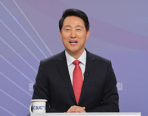 오세훈 국민의힘 서울시장 후보가 11일 경기 고양시 덕양구 MBN미디어센터에서 열린 '한국방송기자클럽 초청 토론회'에 앞서 리허설을 하고 있다. [사진=연합뉴스]
