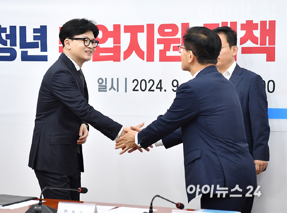 한동훈 국민의힘 당대표와 김문수 고용노동부 장관이 24일 오전 서울 여의도 국회에서 열린 청년 취업지원 대책 관련 당·정협의회에 참석하며 악수하고 있다. [사진=곽영래 기자]