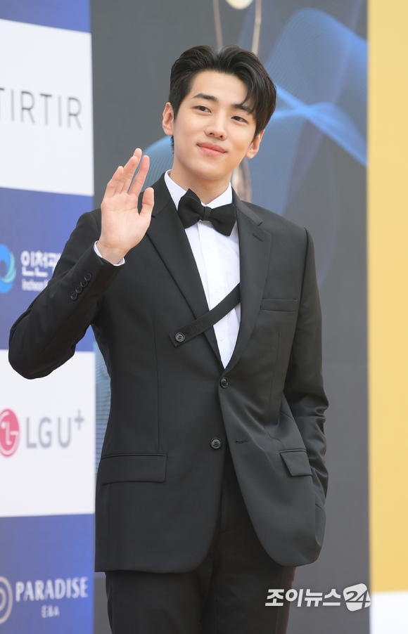 DKZ 재찬이 19일 인천광역시 중구 파라다이스시티에서 열린 '제1회 청룡시리즈어워즈' 시상식에 참석해 레드카펫을 밟고 있다. [사진=정소희 기자]