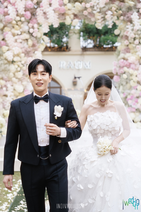 신지와 문원 커플이 2일 서울 강남 라움아트센터(더라움)에서 결혼식을 올리고 있다. [사진=아이패밀리에스씨(아이웨딩) ]