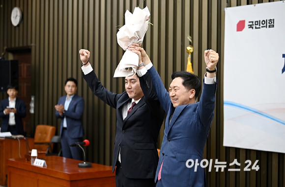 9일 국회에서 열린 국민의힘 최고위원 보궐선거에서 당선한 김가람 당 청년대변인이 당선사를 하고 있다. 투표 결과 전국위원회 소속 유권자 828명 중 539명이 투표에 참여했으며, 김가람 전 청년대변인은 381표를 받아 최고위원에 지명됐다. 함께 경쟁했던 이종배 서울시의원, 천강정 경기도당 의료정책위원장은 각각 135표, 23표를 획득했다. [사진=곽영래 기자]