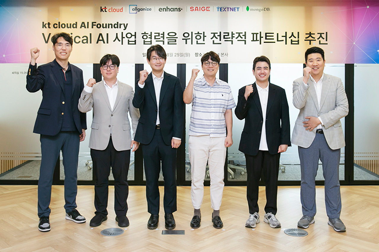 왼쪽부터 공용준 KT클라우드 본부장, 이원강 올거나이즈 부대표, 김도균 인핸스 최고AI책임자(CAIO), 홍영석 세이지 대표, 고경민 스피링크 대표, 김한석 몽고DB 전무가 업무협약 체결 기념 사진을 촬영하고 있다. [사진=KT클라우드]