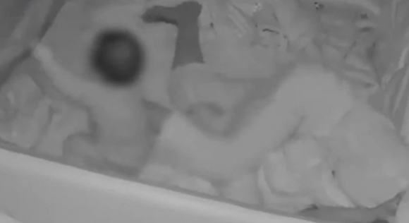 한 육아도우미가 11개월 된 아기를 바로 차 넘어트리는 등 학대한 정황이 드러나 공분을 사고 있다. 사진은 당시 폐쇄회로(CC)TV 영상. [사진=MBC 보도 캡처]