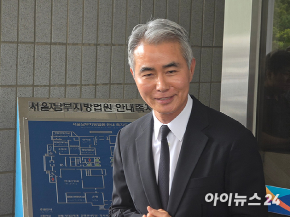 장현국 넥써쓰 대표가 15일 서울남부지방법원에서 자본시장법 위반 혐의 1심 무죄 판결을 받은 뒤 기자들의 질문을 받고 있다. [사진=박정민 기자]