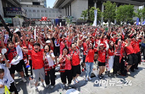 2026 북중미 월드컵 조별리그 대한민국과 체코의 첫 경기가 열리는 12일 서울 종로구 광화문광장에서 첫 승리를 기원하는 거리응원이 펼치고 있다. 2-1 역전승에 기뻐하는 시민들. [사진=곽영래 기자]