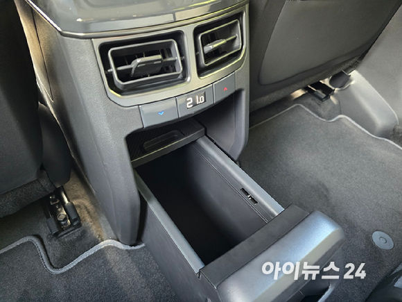 시승 코스 중간 기착지에 전시된 기아 'EV5'. [사진=김종성 기자]