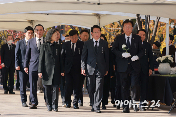 정진석 국민의힘 비상대책위원장을 비롯한 국민의힘 관계자들이 31일 오전 서울광장 합동분향소를 찾아 이태원 참사 희생자들을 조문하고 있다. [사진=김성진 기자]