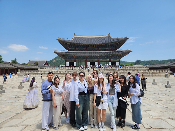 경복대학교 'Summer Study Tour(썸머 스터디 투어)' 참여 학생들이 경복궁을 관람하고 있다. [사진=경복대학교]
