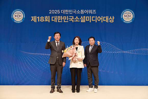 노랑풍선 온라인마케팅본부 구예원 본부장(가운데)이 13일 서울 중구 한국프레스센터 국제회의장에서 열린 '제18회 대한민국소통어워즈' 시상식에서 수상 후 기념촬영을 하고 있다. [사진=노랑풍선]